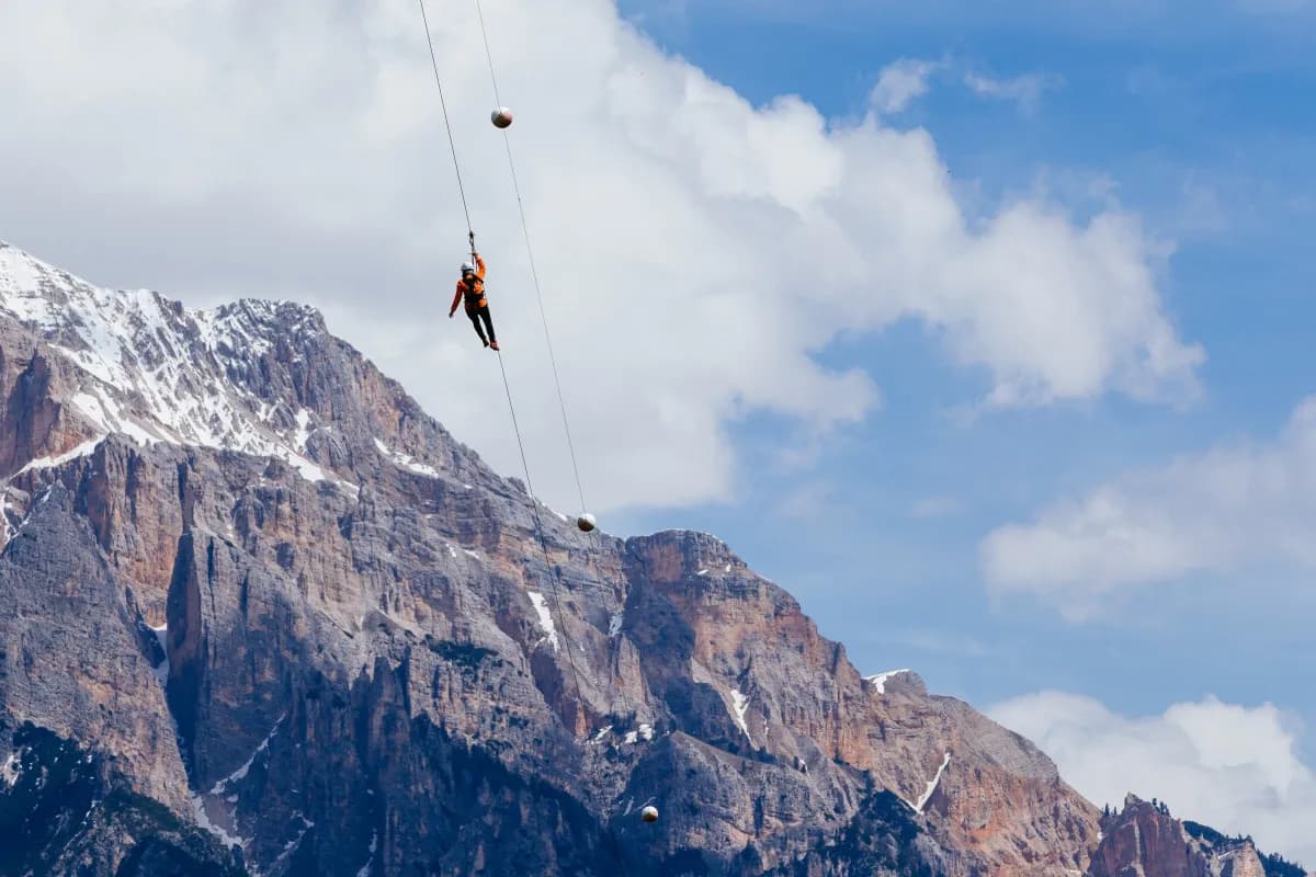 Zipline na Neve: A Aventura Mais Espetacular
