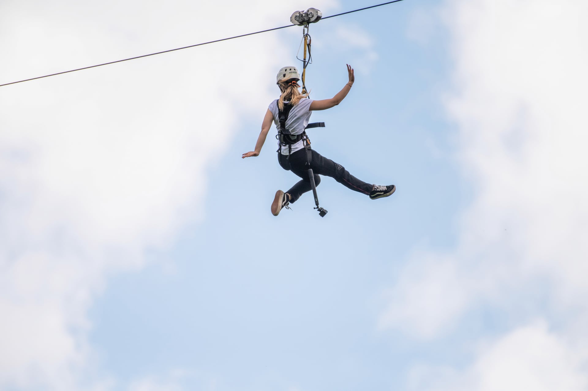 Donna in volo sulla zipline