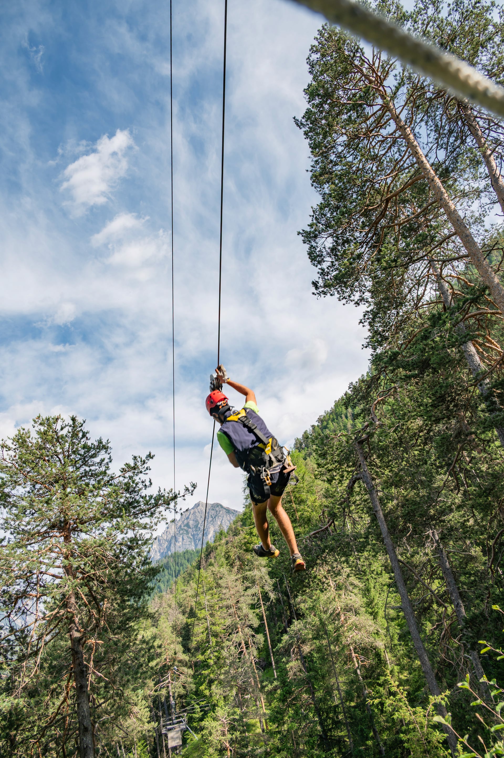 Avventuriero sulla zipline tra gli alberi